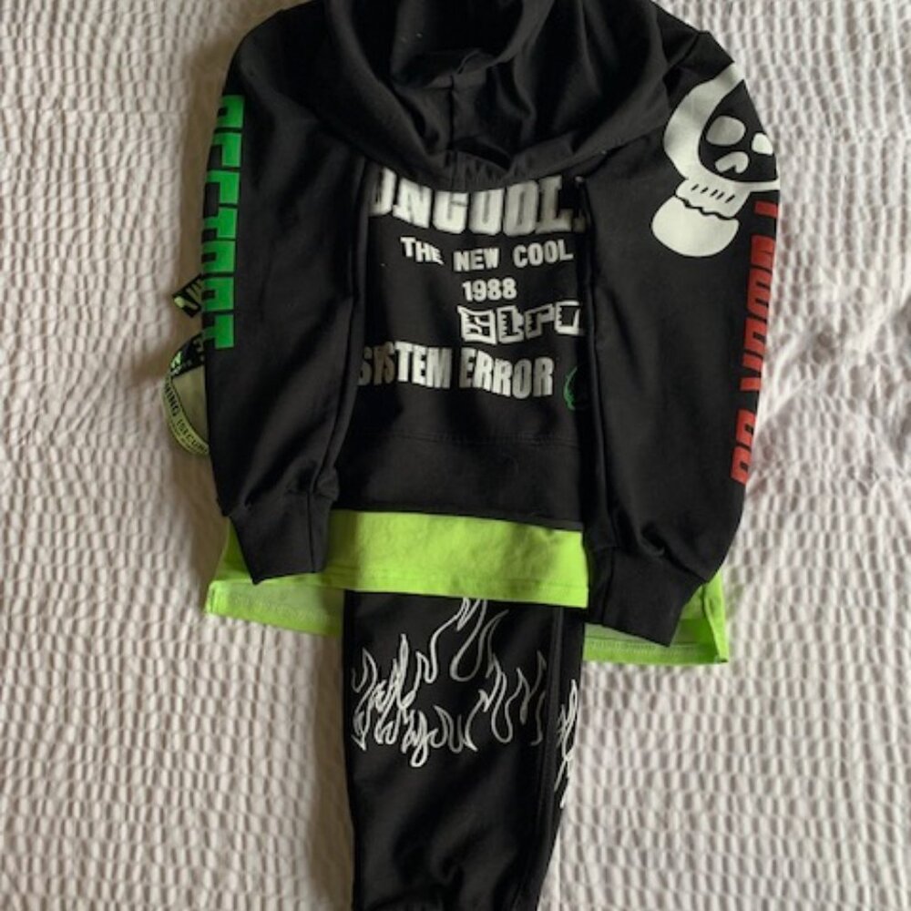 Unbranded  Teen's Track Suit size 152, Green & Black With Belts